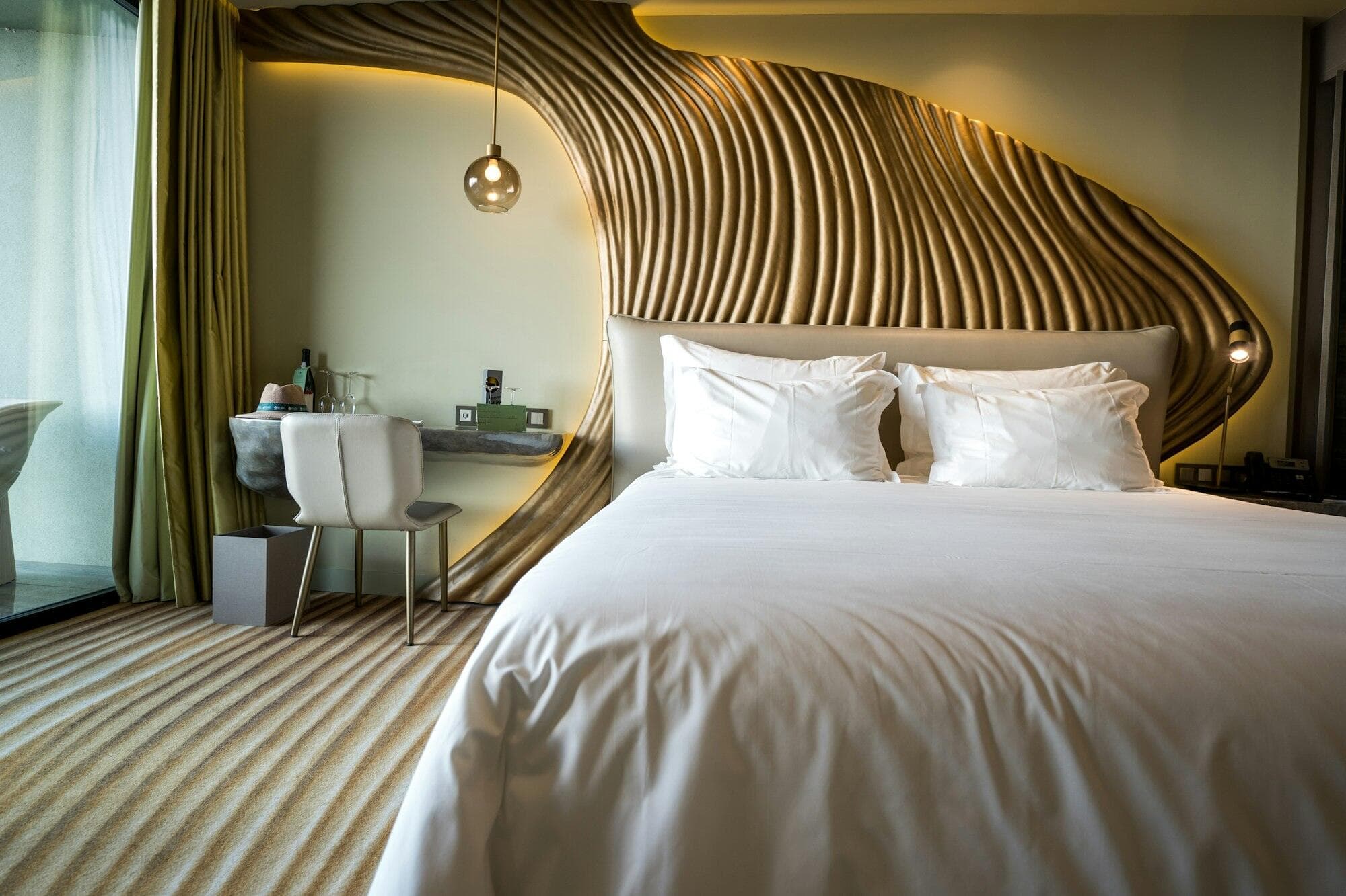 Chambre raffinée avec tête de lit en bois dans un appartement montpelliérain
