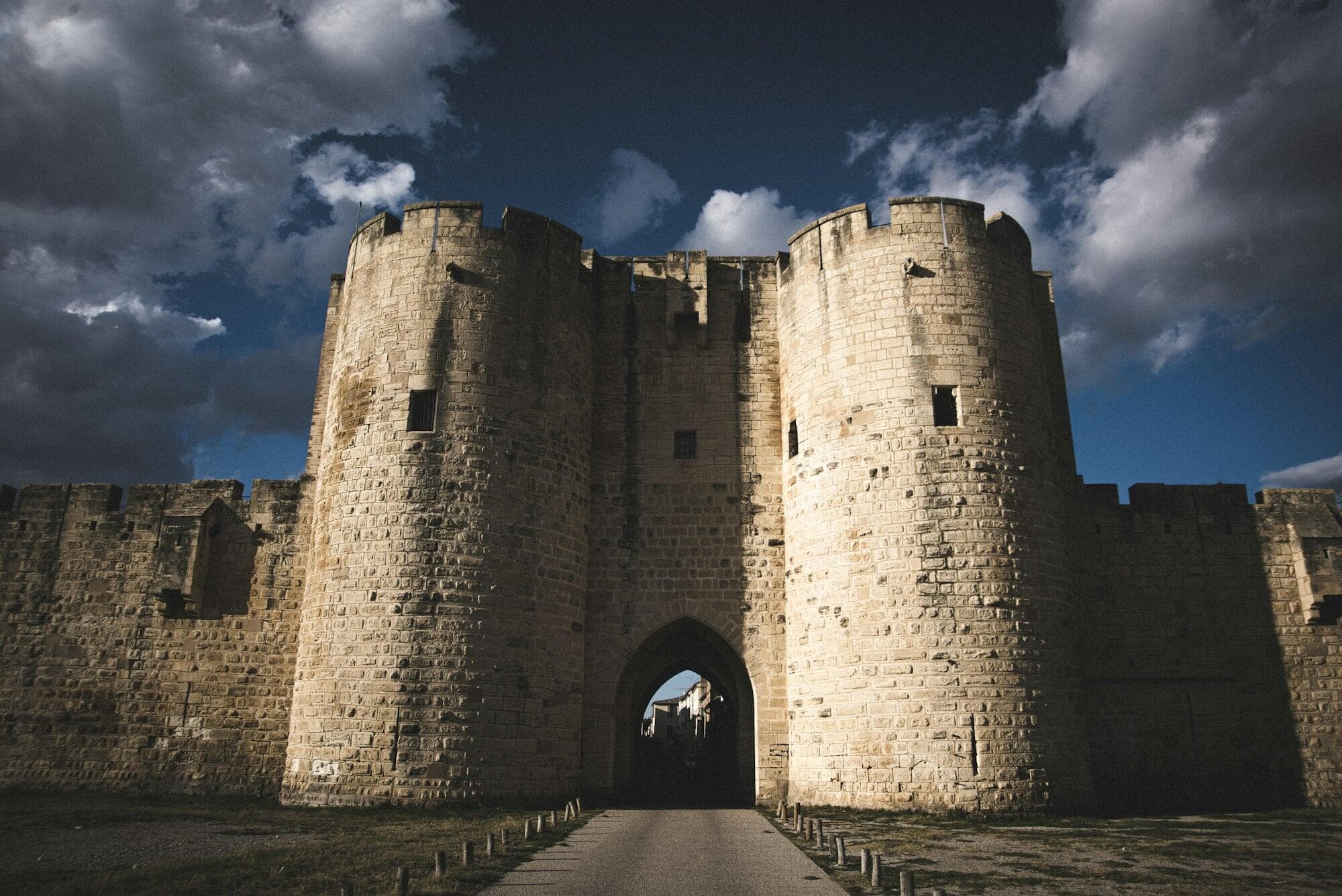 Les remparts d'Aigues-Mortes, berceau de Welcomia Conciergerie