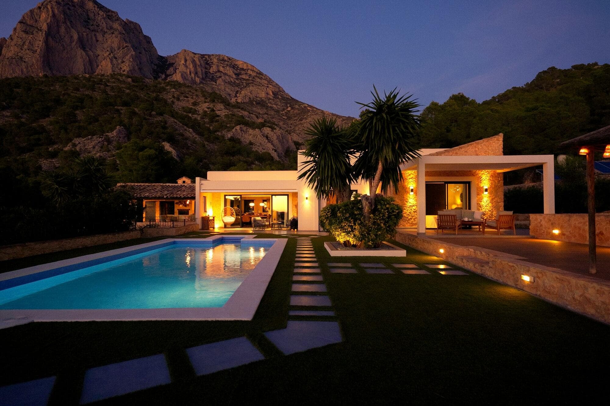 Villa moderne avec piscine au crépuscule, accessible en autonomie