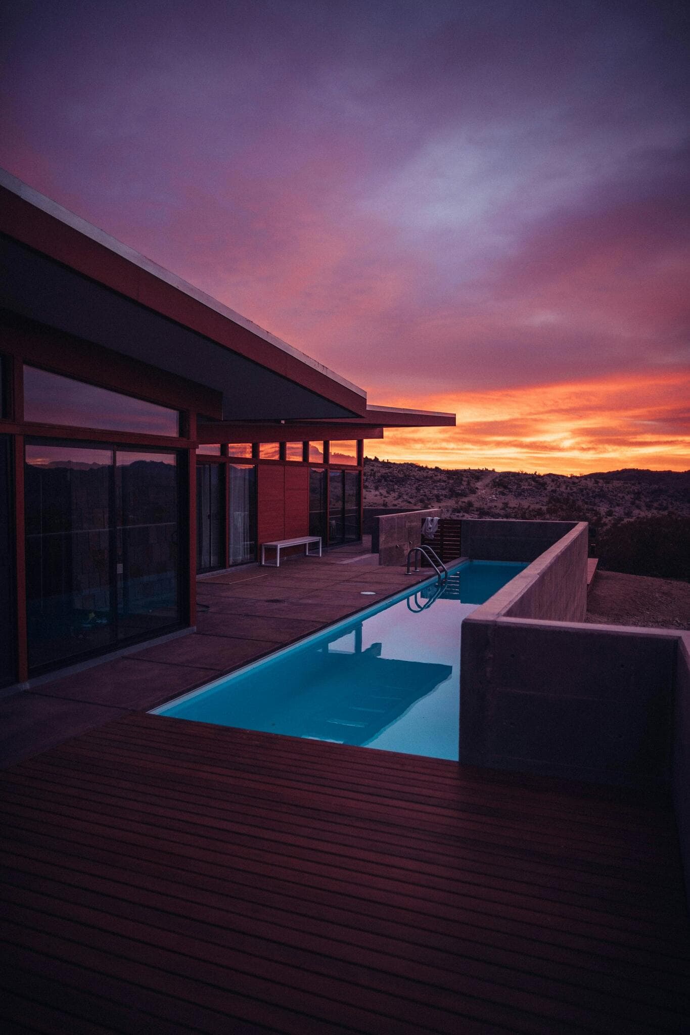 Villa avec piscine à la golden hour, dans les teintes dorées du soir